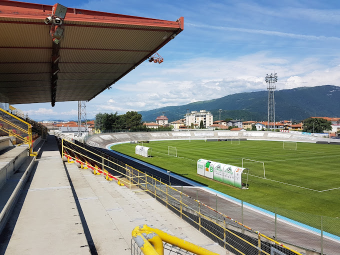 Tifoso del Bassano elude i controlli e si introduce nel terreno di gioco durante il match contro il Campodarsego