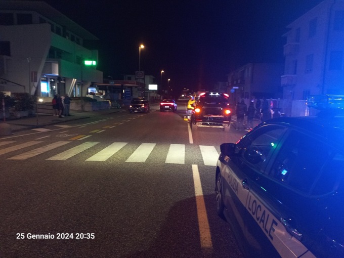 57enne al volante di una Maserati travolge un pedone