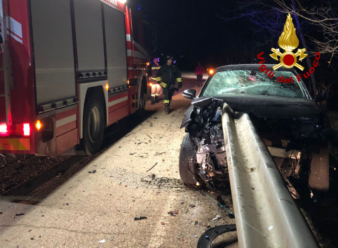 L’auto esce di strada e viene trafitta dal guardrail: miracolosamente illeso il conducente