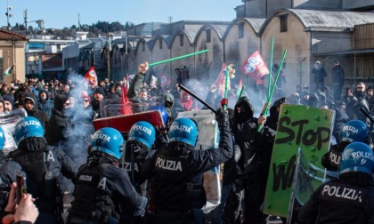 "No al padiglione di Israele", violenti scontri tra polizia e manifestanti a Vicenza d'Oro
