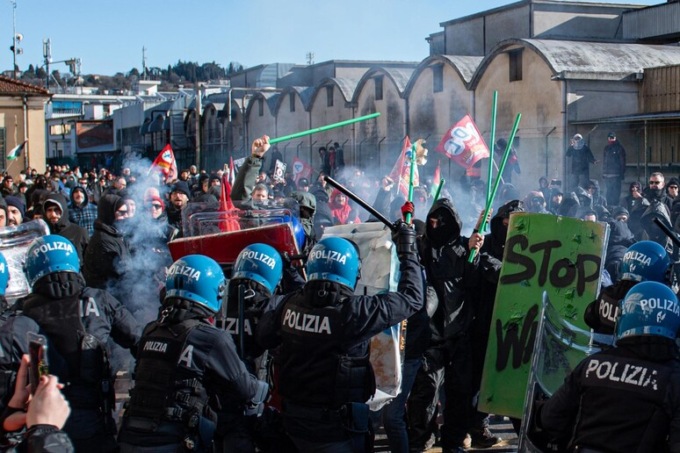 “No al padiglione di Israele”, violenti scontri tra polizia e manifestanti a Vicenza d’Oro