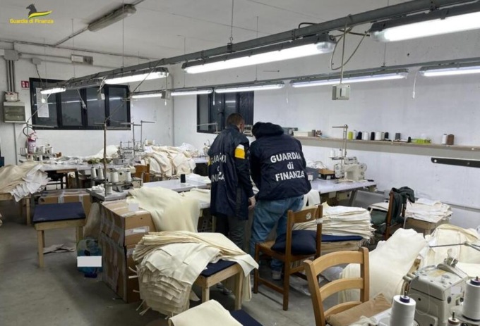 Caporalato e lavoro nero in un laboratorio tessile di Cassola
