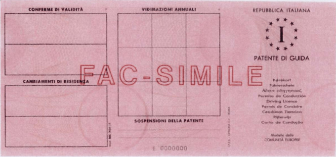 “Favorisca patente e libretto” ma dà ai poliziotti un documento falso, non aveva mai preso la licenza