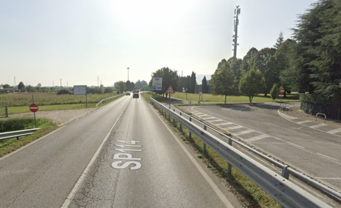 Grave incidente in via Martiri della Libertà, conducente perde il controllo dell’auto e finisce in un fossato