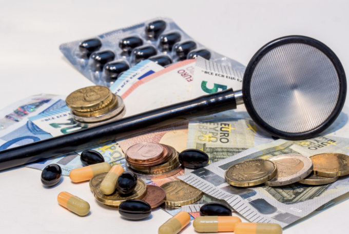 L’appartamento era un piccolo bazar delle droghe con tanto di coltelli e kit per confezionare le dosi