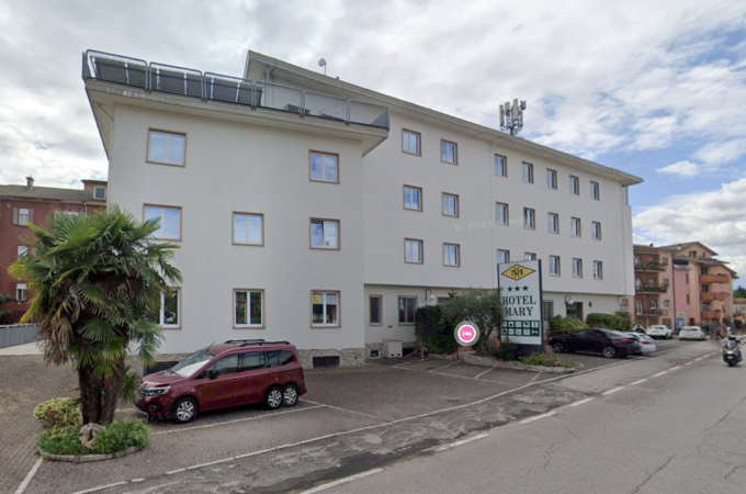 Si rifiuta di lasciare l’albergo, quando i poliziotti le chiedono spiegazioni risponde: “Miao”