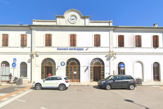 Tenta di sfuggire al controllo di Polizia, spacciatore 25enne fermato con più di 100 grammi di hashish