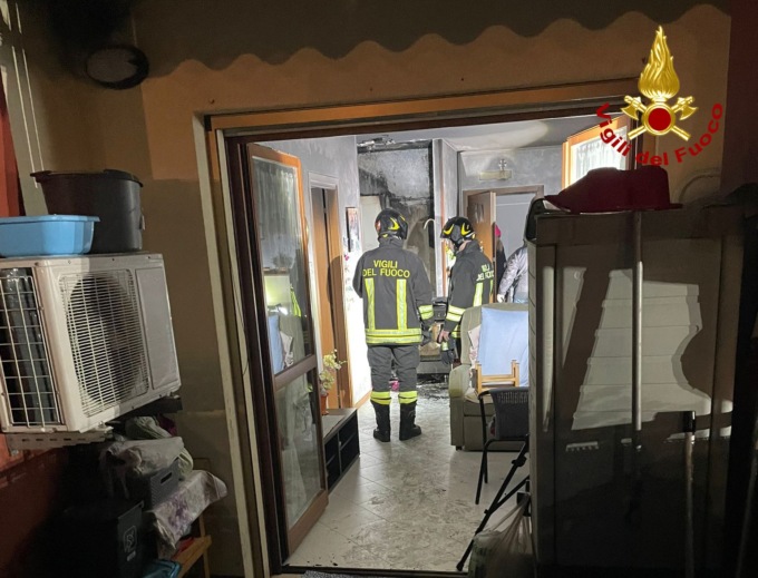 Incendio in un appartamento a Vicenza, salvata un’anziana e il suo barboncino