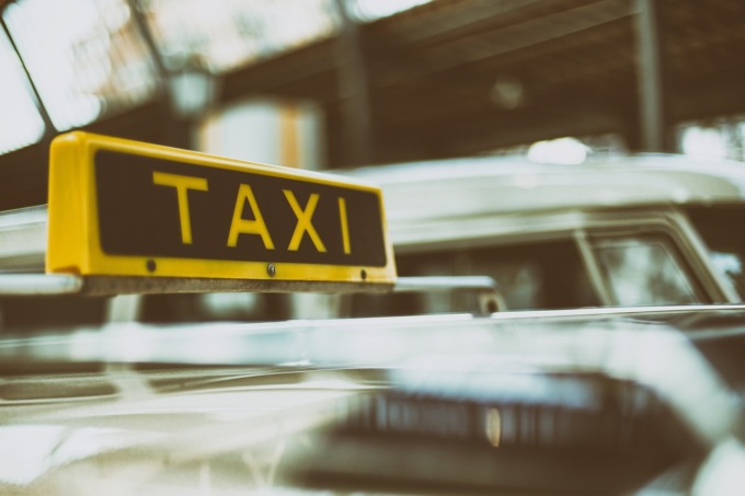 Prende il taxi per farsi accompagnare dagli spacciatori di fiducia