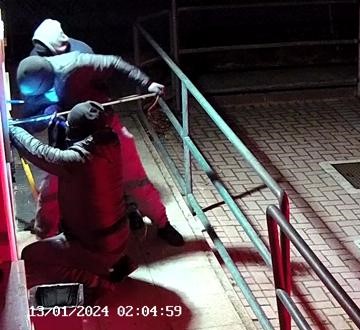 Tentano il colpo al bancomat delle Poste ma i sistemi di sicurezza hanno la meglio