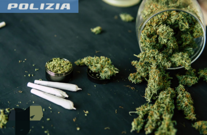 Con fare sospetto cercava di nascondersi dai poliziotti, 26enne beccato con la droga