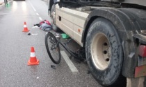 Ciclista 46enne investito da un camion mentre attraversa la strada, è in grave condizioni