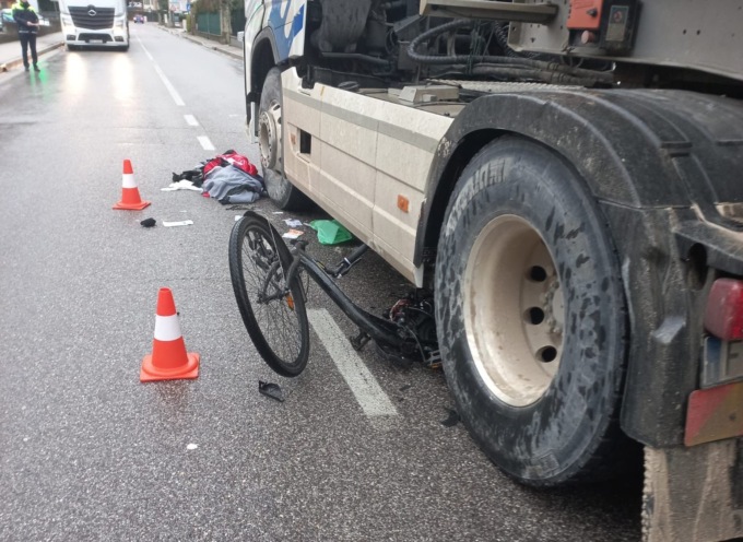 Ciclista 46enne investito da un camion mentre attraversa la strada, è in grave condizioni