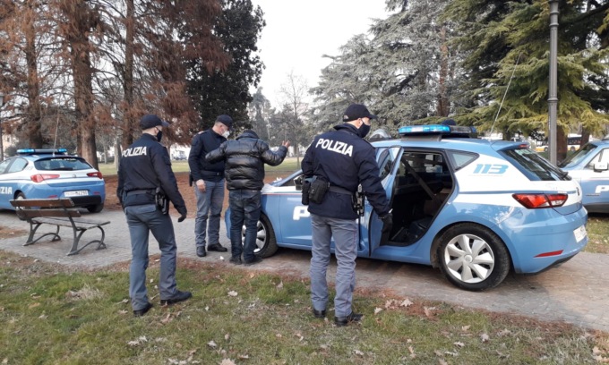 Picchia clienti in un bar, violenta una donna, aggredisce un infermiere e gli agenti di Polizia
