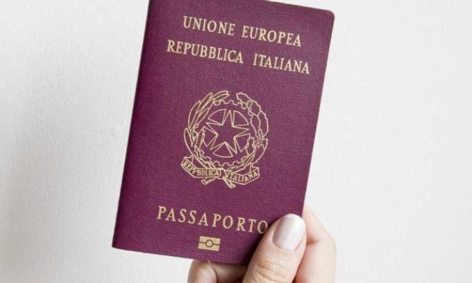 Brasiliani irregolari naturalizzati anche se non hanno requisiti, denunciato ex dipendente comunale