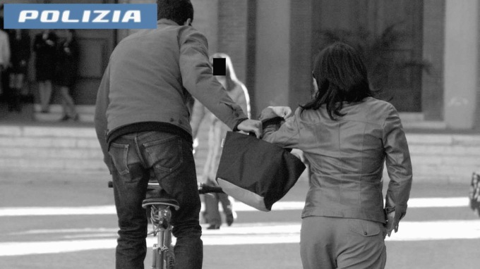 “Dammi i soldi” e poi le strappa la borsetta: scippo fuori da un super di Corso dei santi Felice e Fortunato