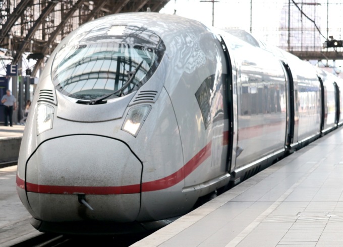 Tragedia sfiorata in stazione: anziano investito da un treno in corsa, è in gravi condizioni