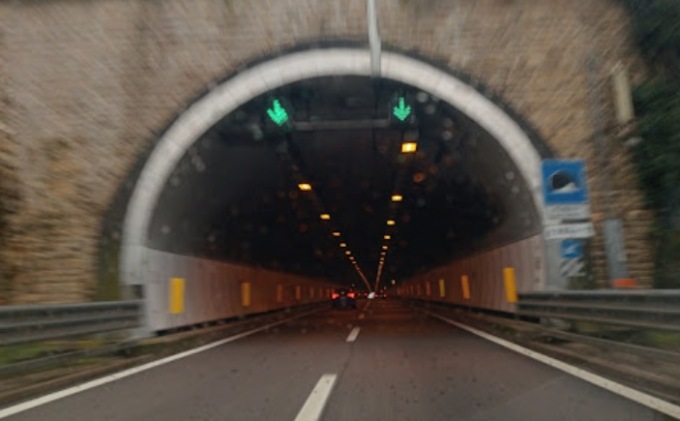 Tre richiedenti asilo imboccano la tangenziale in bicicletta