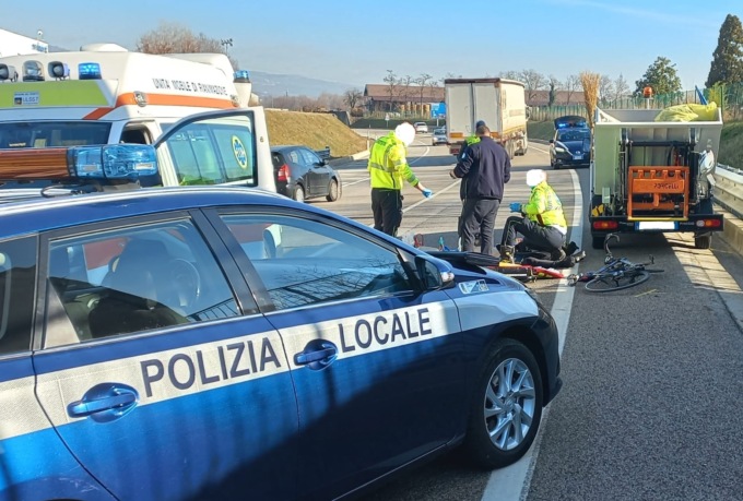 75enne in bici centra un furgoncino fermo lungo via Maestri del Lavoro e muore sul colpo