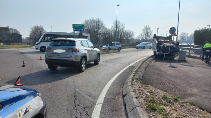 Centra un furgone dopo la rotonda e l’autocarro si ribalta: miracolosamente illesi i conducenti