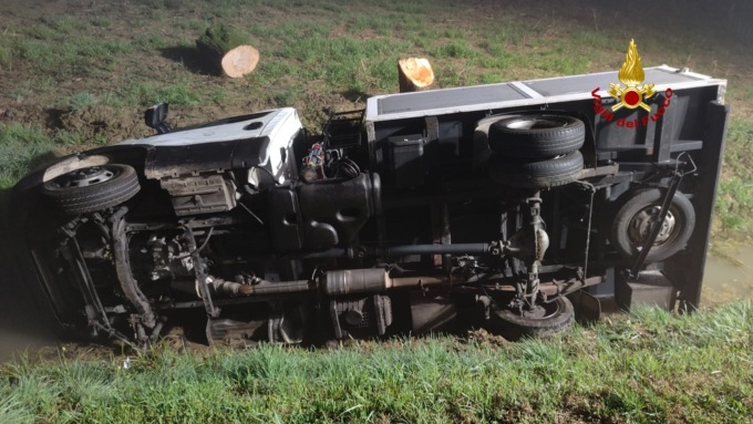 Montegalda, furgone carico di tronchi si ribalta finendo fuori strada