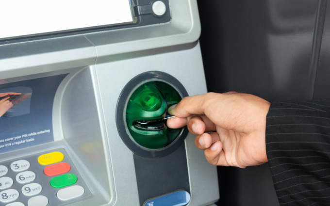 Simula una rapina al bancomat per riavere i soldi “spesi” con una donna conosciuta su un sito di incontri
