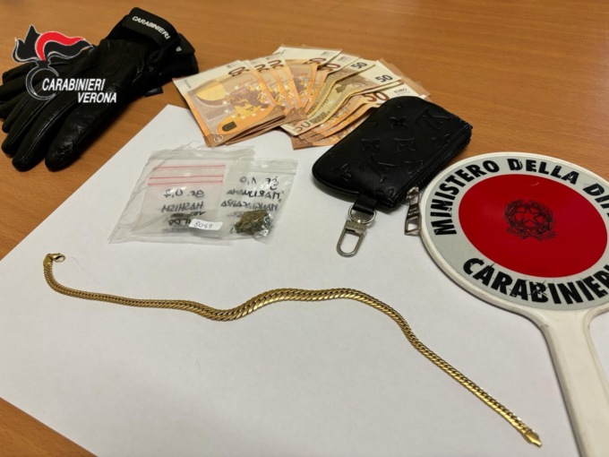 Si fingono Carabinieri e derubano un’anziana in casa