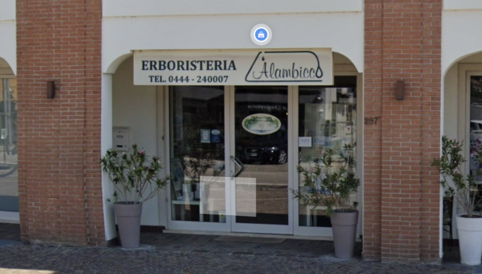 Spaccata all’erboristeria Alambicco, infranta la vetrina per… 20 euro di bottino
