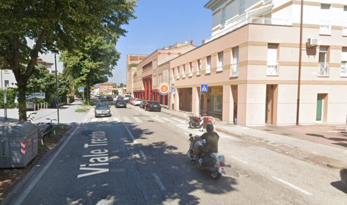 Ferito e sanguinante entra in un bar: “Mi hanno sparato”, poi sviene