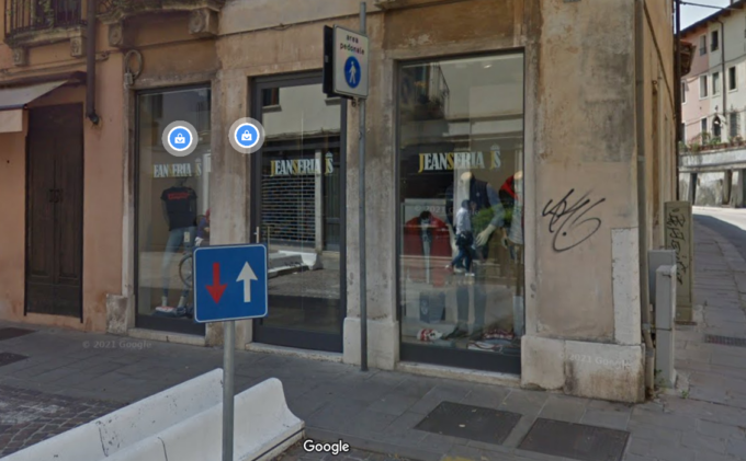 Ruba soldi e vestiti in un negozio del centro, 16enne tenta di fuggire dai poliziotti e poi li aggredisce