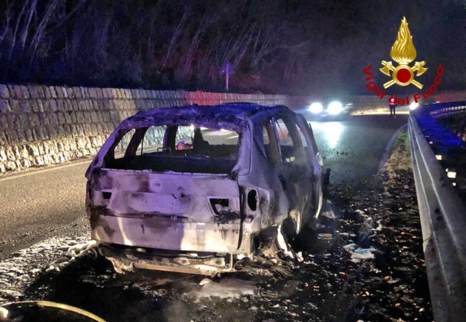 Sente qualcosa che non va, smonta dall’auto, e in un attimo questa prende fuoco