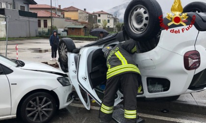 Auto si scontrano a Carrè, una finisce rovesciata: feriti i conducenti