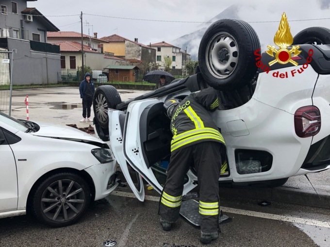Auto si scontrano a Carrè, una finisce rovesciata: feriti i conducenti