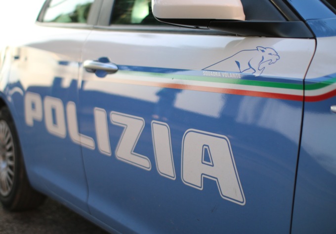 Viene raggirato e lancia sassi contro la casa del suo truffatore… che non abita più lì