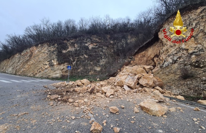 Frana blocca strada a Villaga