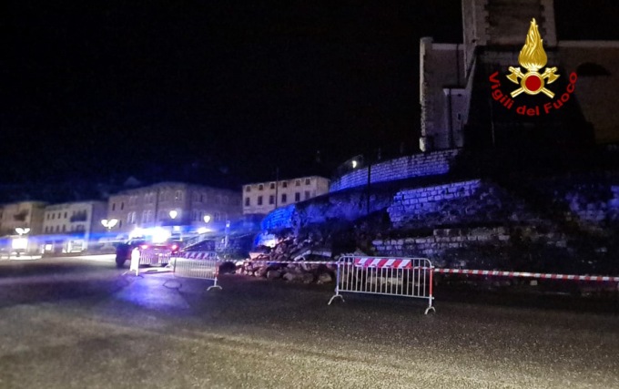 Crolla il muro di cinta della chiesa di Gallio