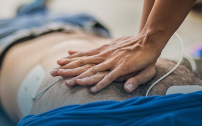 Ha un malore alla guida ma un medico panamense di passaggio gli salva la vita