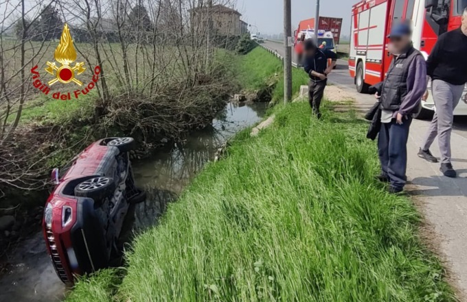 Perde il controllo dell’auto e si rovescia in un canale a Grumolo delle Abbadesse