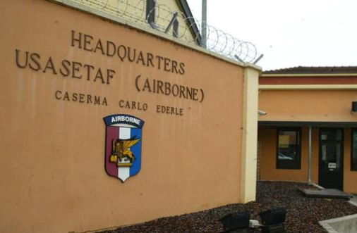 Seguace del movimento “QAnon” crea scompiglio vicino la Caserma Ederle: scatta l’allarme anti-terrorismo