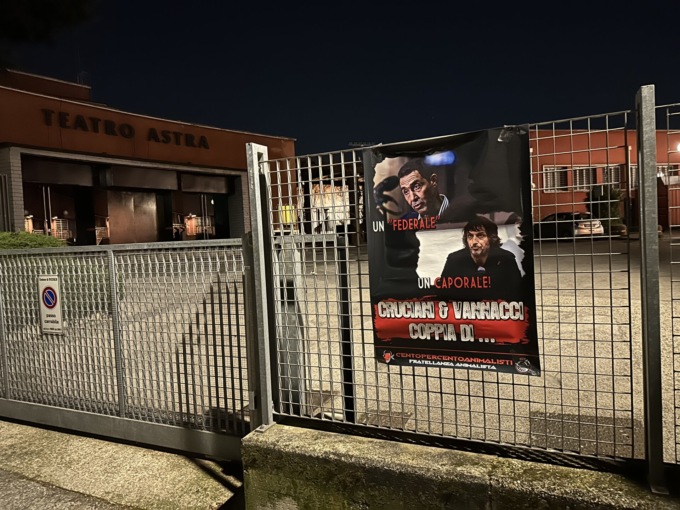Blitz animalista fuori le porte del Teatro Astra contro Vannacci e Cruciani