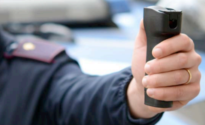 Importuna una signora e viene raggiunto dalla Polizia, fermato con lo spray al peperoncino