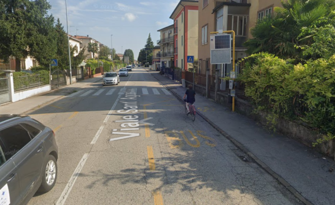 Le rubano il cellulare alla fermata del bus, poco dopo incrocia i rapinatori per strada e li fa arrestare