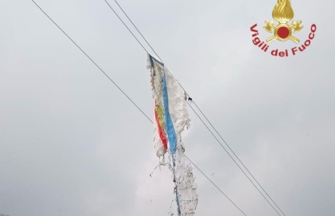 Parapendio incastrato sui cavi della media tensione, 45enne muore folgorato