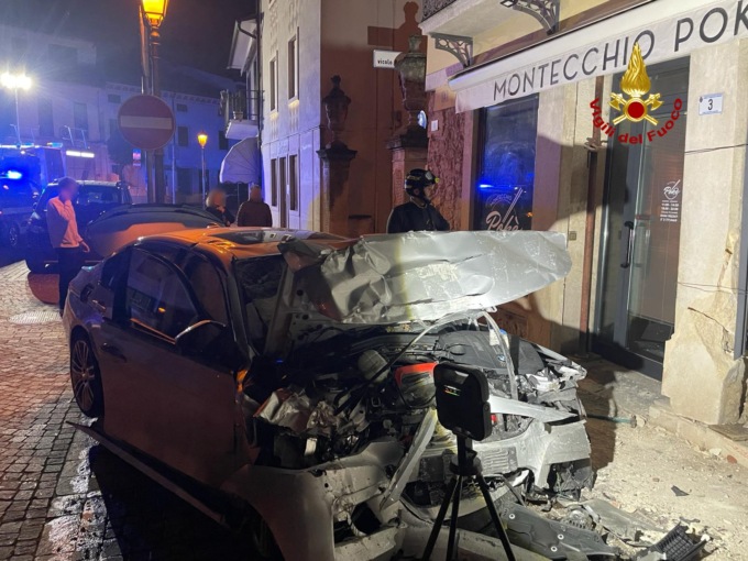 Perde il controllo dell’auto e si schianta contro un negozio