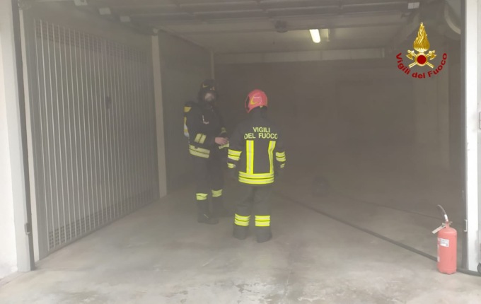 Grande paura per un incendio scoppiato in un box a Cassola