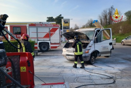 Sente un forte rumore, scende dal furgone e il motore prende fuoco