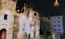 Crolla nella notte il tetto di un edificio abbandonato in Via Baracca