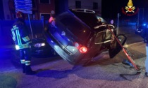 Incidente tra due Volkswagen Passat, una finisce con due ruote sopra l'altra