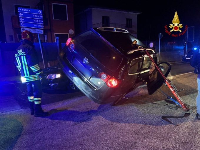Incidente tra due Volkswagen Passat, una finisce con due ruote sopra l’altra