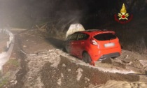 Alberi cadono in strada per una frana, Ford Fiesta ci sbatte contro e si incendia
